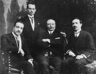 Troisième délégation tunisienne à Paris (décembre 1924) composée de maître Ahmed Safi, secrétaire général du Destour et chef de la délégation assis au centre, de maître Salah Farhat, secrétaire général adjoint, assis à gauche, de Taoufik Madani, secrétaire du parti, debout et de maître Taieb Jémaïl, assis à droite.